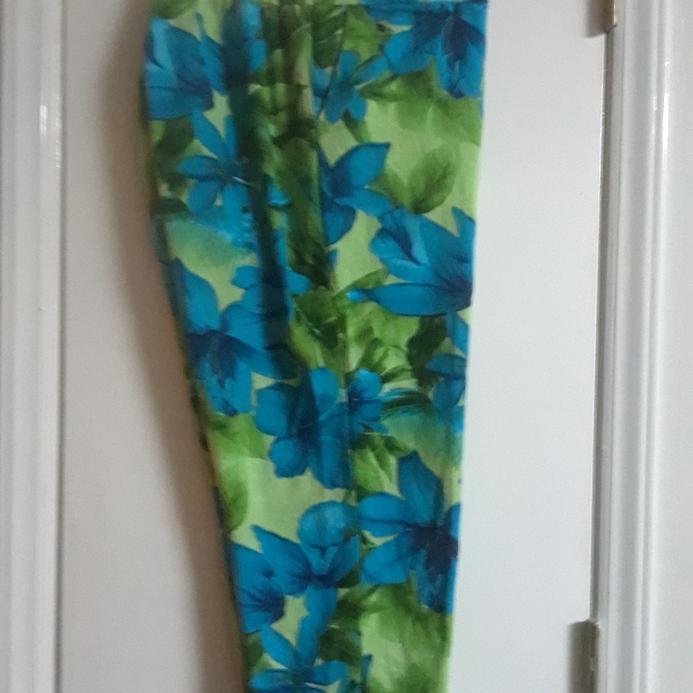 A pair of dress linen knee pants